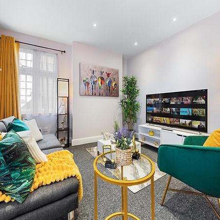 Elegant & Spacious 2Br London Hideaway- King Bed, Sleeps 6 - Parking- Instant Book- 20 Percent Off Limited Time! بارنيت المظهر الخارجي الصورة
