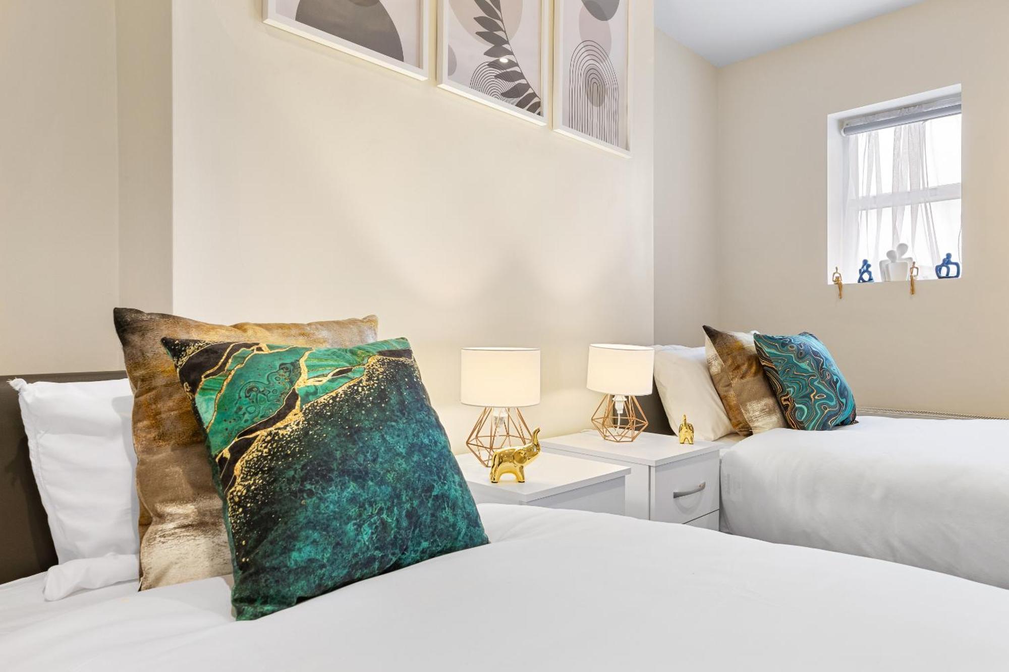 Elegant & Spacious 2Br London Hideaway- King Bed, Sleeps 6 - Parking- Instant Book- 20 Percent Off Limited Time! بارنيت المظهر الخارجي الصورة
