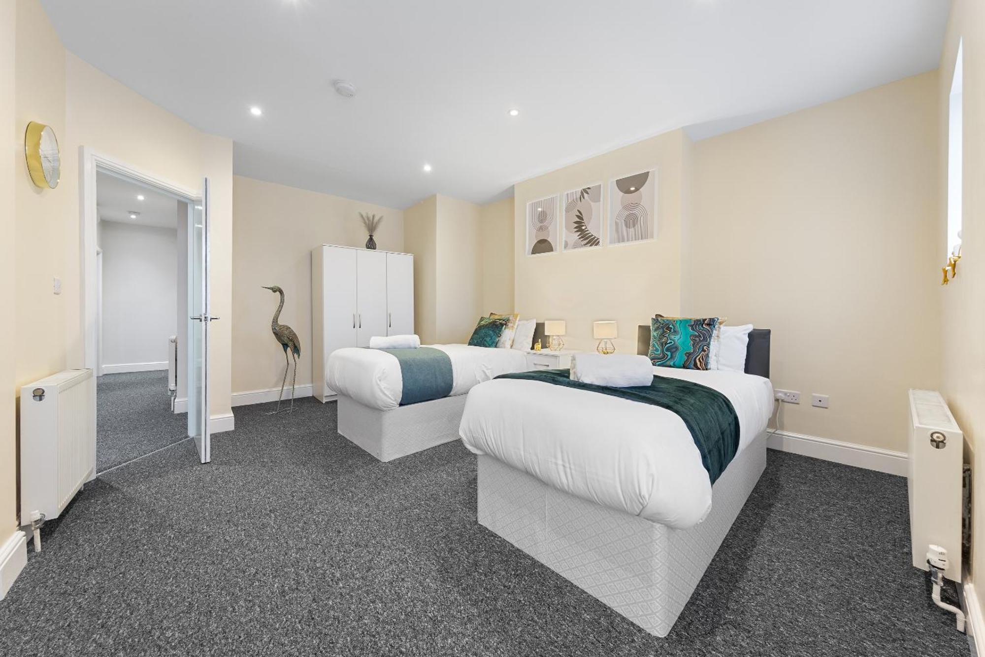 Elegant & Spacious 2Br London Hideaway- King Bed, Sleeps 6 - Parking- Instant Book- 20 Percent Off Limited Time! بارنيت المظهر الخارجي الصورة