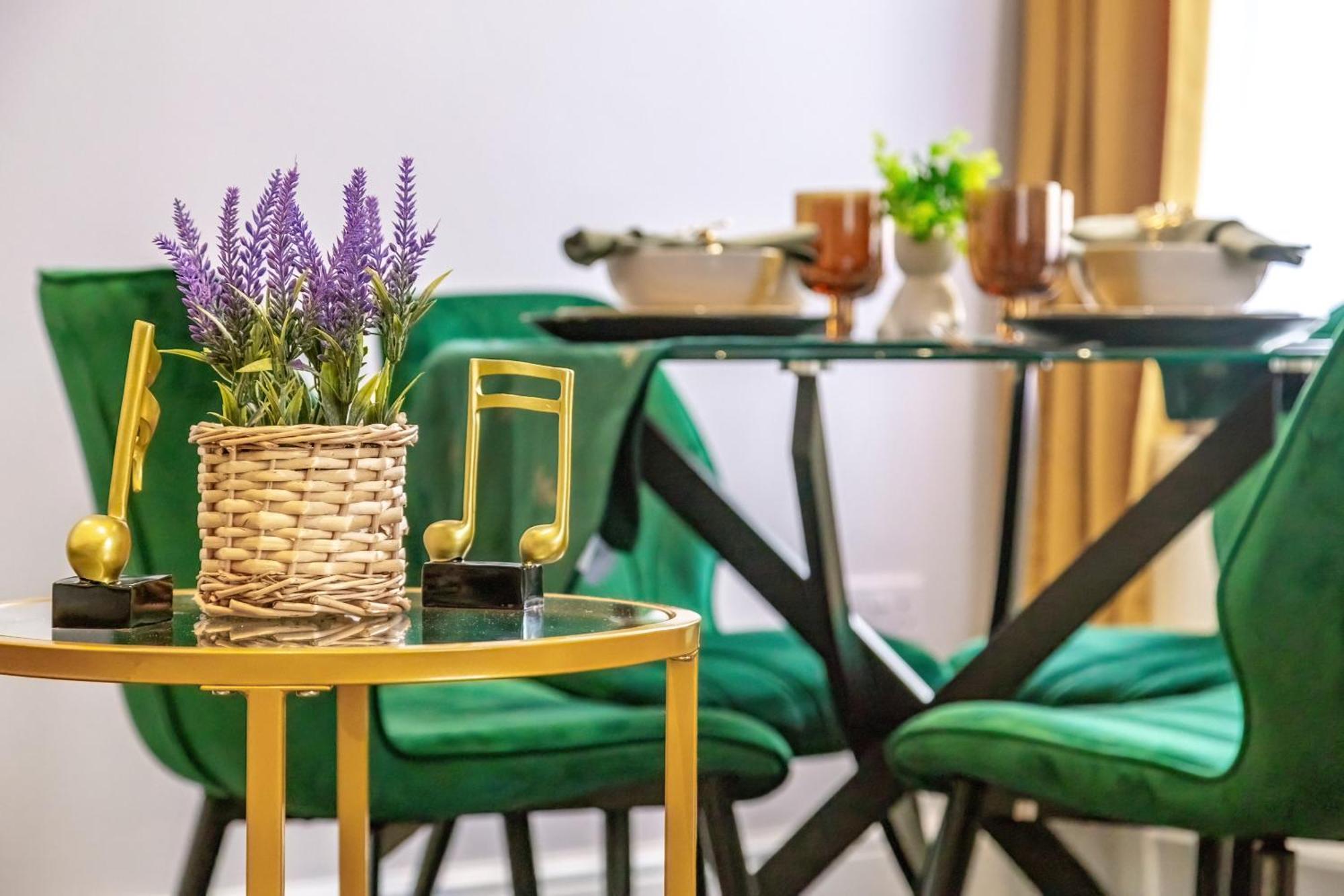 Elegant & Spacious 2Br London Hideaway- King Bed, Sleeps 6 - Parking- Instant Book- 20 Percent Off Limited Time! بارنيت المظهر الخارجي الصورة