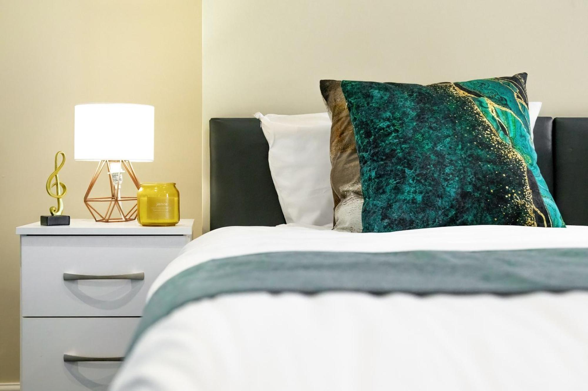 Elegant & Spacious 2Br London Hideaway- King Bed, Sleeps 6 - Parking- Instant Book- 20 Percent Off Limited Time! بارنيت المظهر الخارجي الصورة