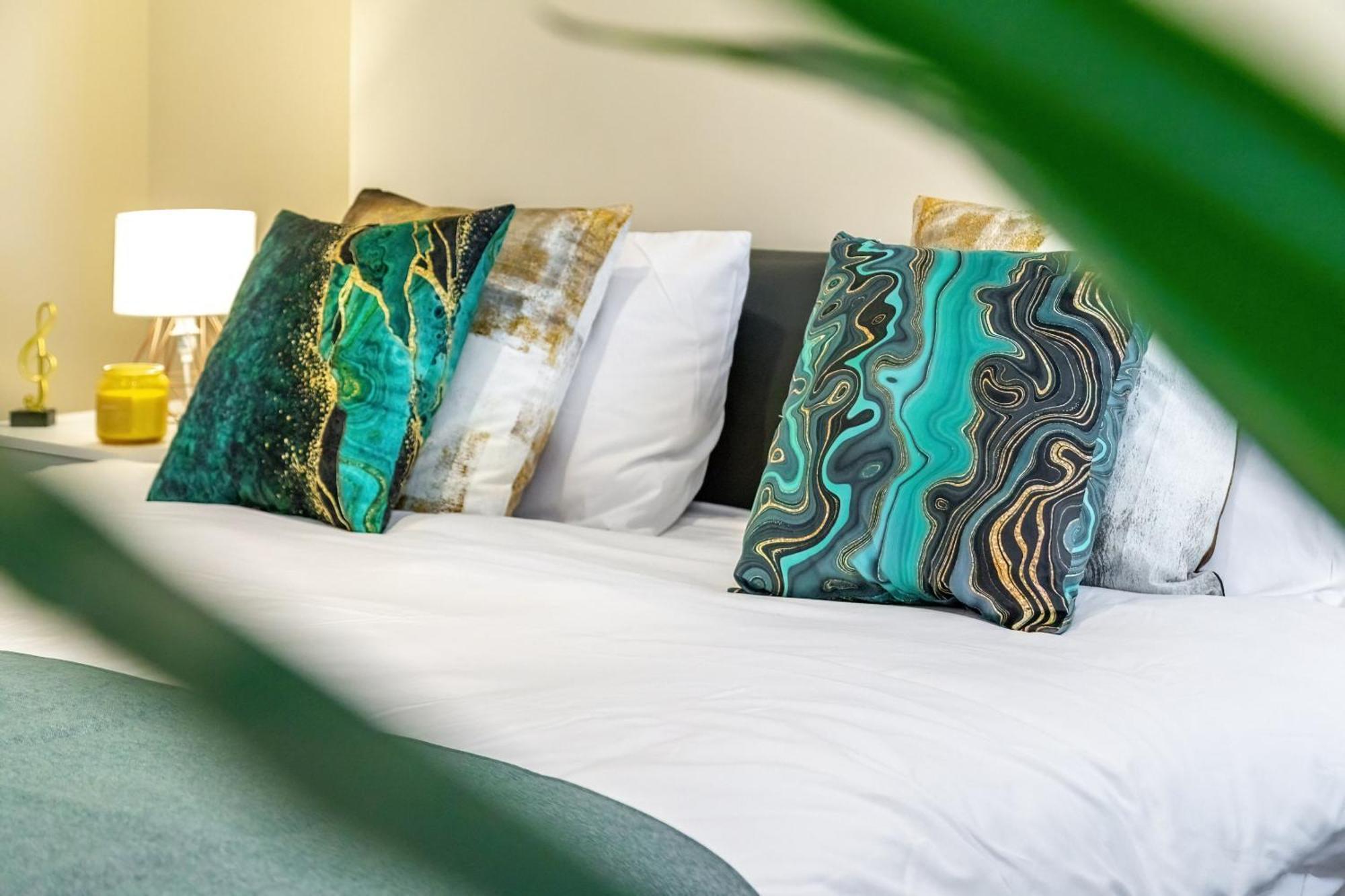 Elegant & Spacious 2Br London Hideaway- King Bed, Sleeps 6 - Parking- Instant Book- 20 Percent Off Limited Time! بارنيت المظهر الخارجي الصورة