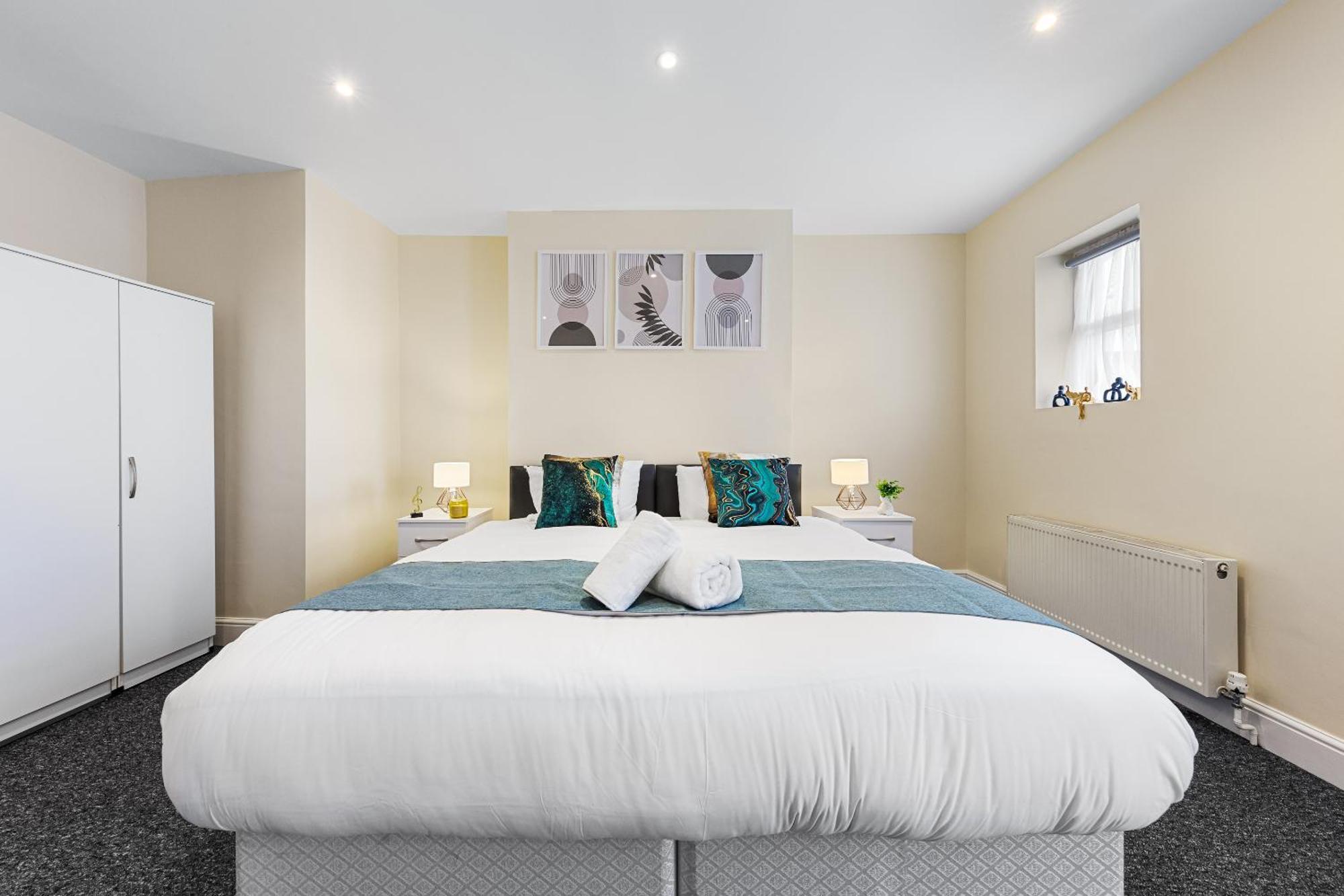 Elegant & Spacious 2Br London Hideaway- King Bed, Sleeps 6 - Parking- Instant Book- 20 Percent Off Limited Time! بارنيت المظهر الخارجي الصورة