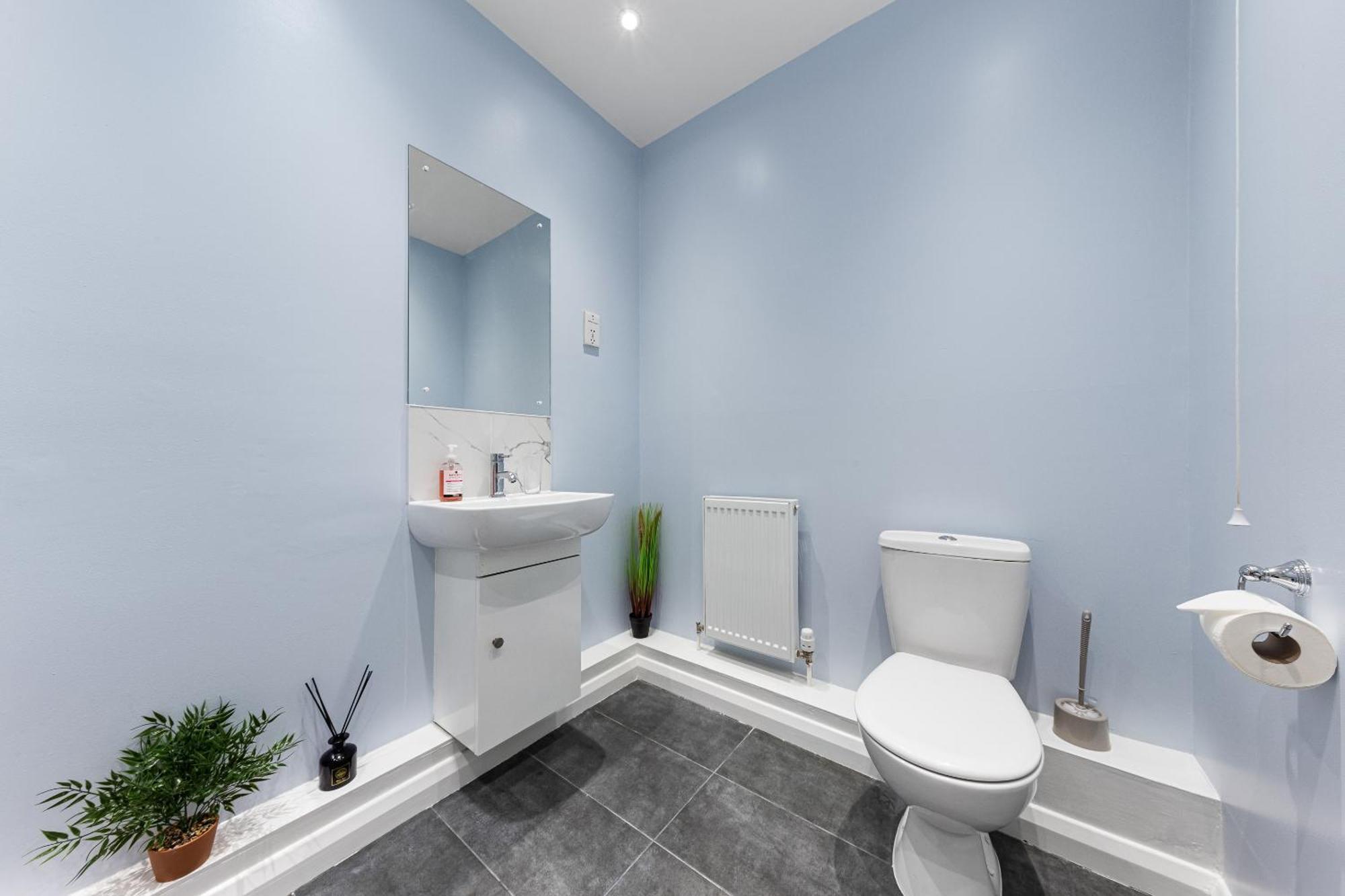 Elegant & Spacious 2Br London Hideaway- King Bed, Sleeps 6 - Parking- Instant Book- 20 Percent Off Limited Time! بارنيت المظهر الخارجي الصورة