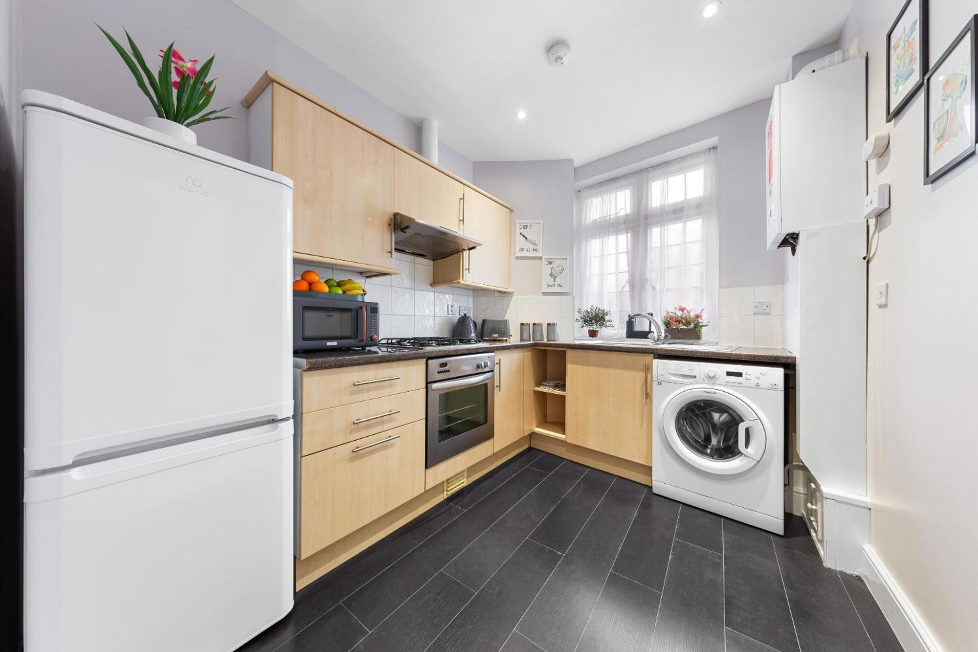 Elegant & Spacious 2Br London Hideaway- King Bed, Sleeps 6 - Parking- Instant Book- 20 Percent Off Limited Time! بارنيت المظهر الخارجي الصورة