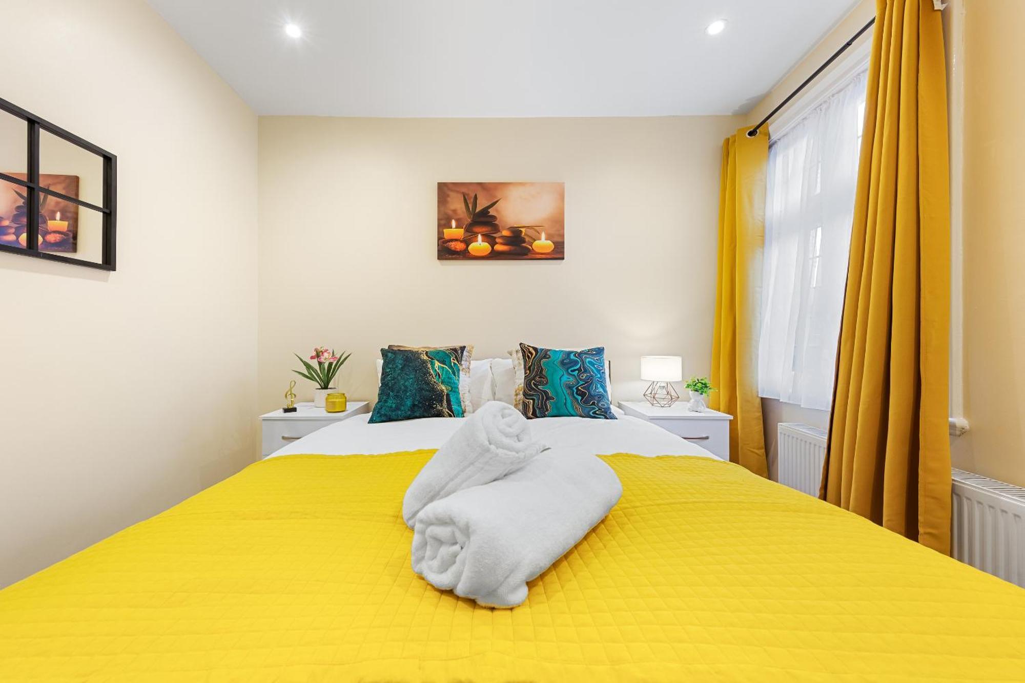 Elegant & Spacious 2Br London Hideaway- King Bed, Sleeps 6 - Parking- Instant Book- 20 Percent Off Limited Time! بارنيت المظهر الخارجي الصورة