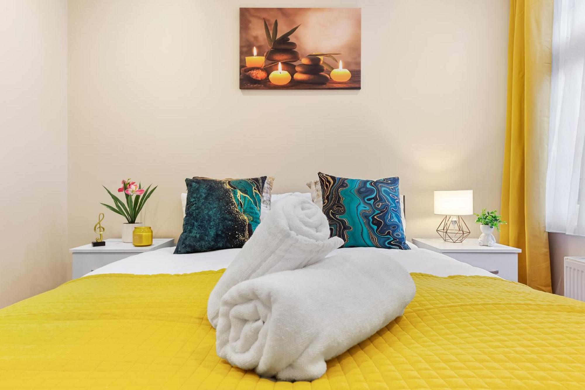 Elegant & Spacious 2Br London Hideaway- King Bed, Sleeps 6 - Parking- Instant Book- 20 Percent Off Limited Time! بارنيت المظهر الخارجي الصورة