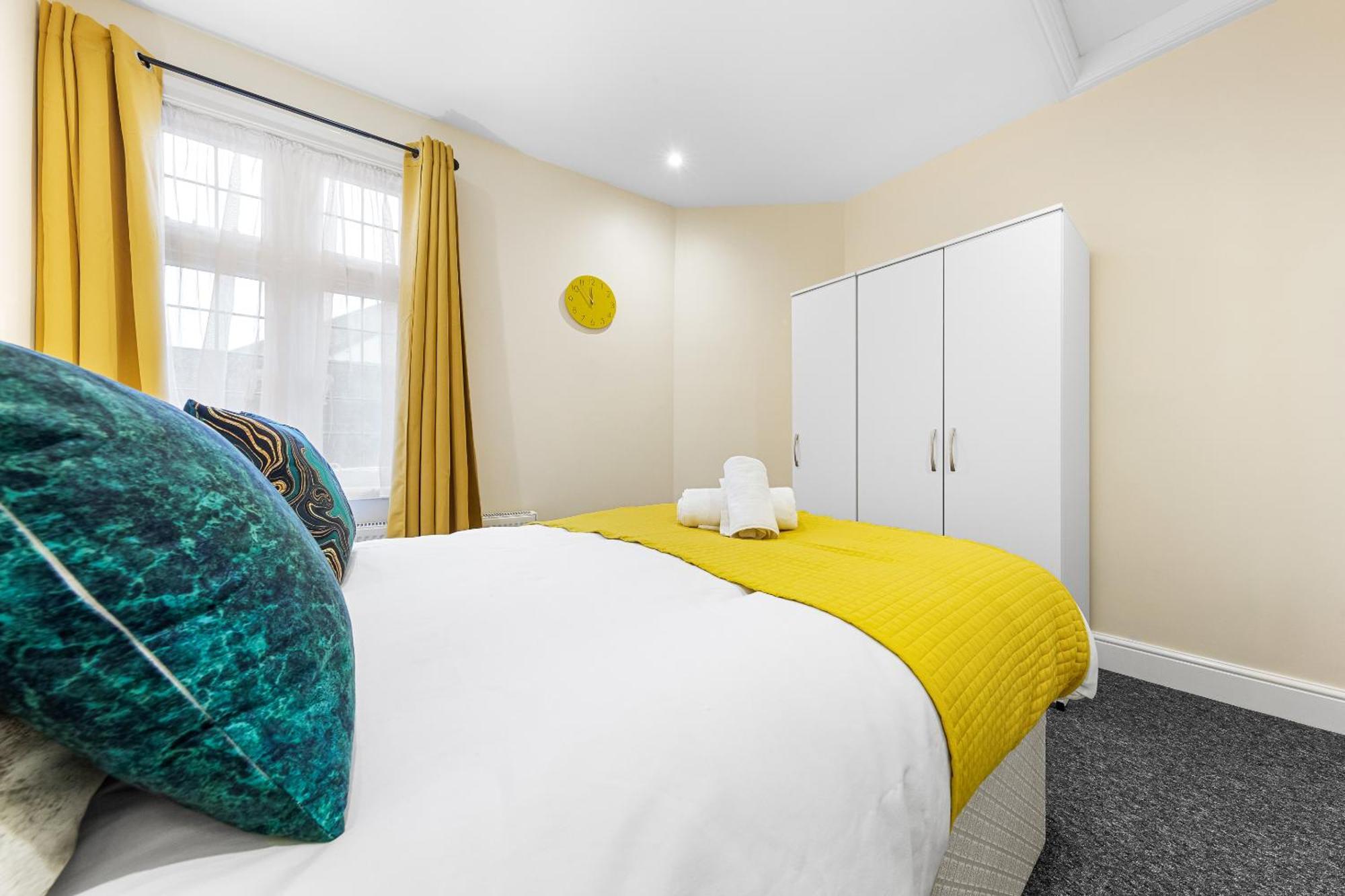 Elegant & Spacious 2Br London Hideaway- King Bed, Sleeps 6 - Parking- Instant Book- 20 Percent Off Limited Time! بارنيت المظهر الخارجي الصورة