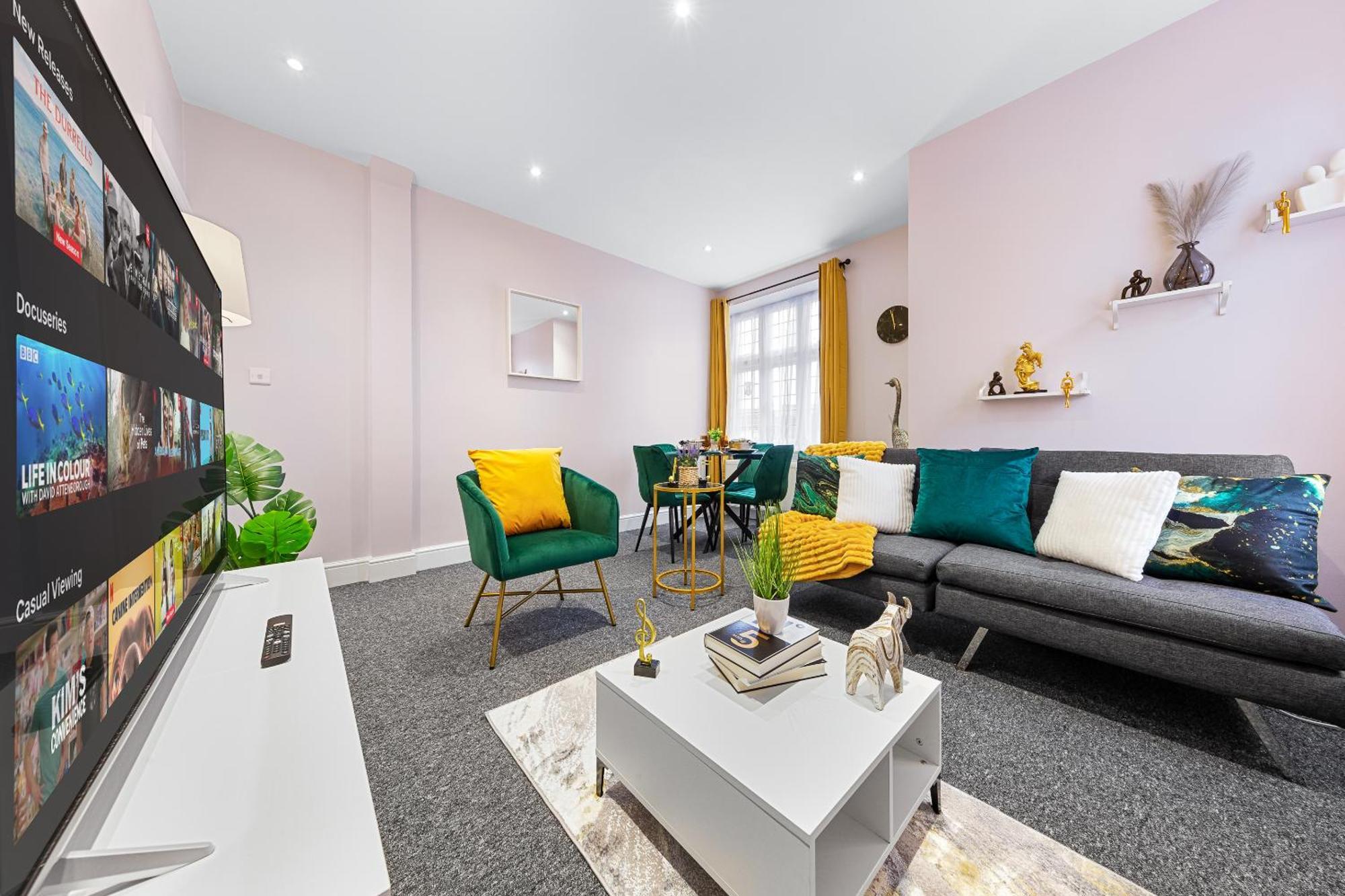 Elegant & Spacious 2Br London Hideaway- King Bed, Sleeps 6 - Parking- Instant Book- 20 Percent Off Limited Time! بارنيت المظهر الخارجي الصورة