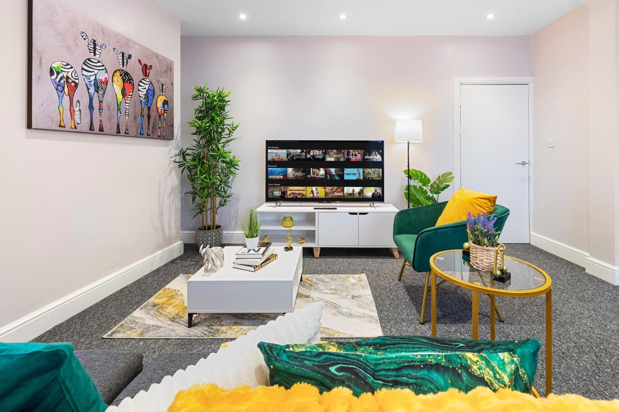 Elegant & Spacious 2Br London Hideaway- King Bed, Sleeps 6 - Parking- Instant Book- 20 Percent Off Limited Time! بارنيت المظهر الخارجي الصورة